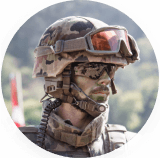 Militärangehöriger mit Helm und Ausrüstung