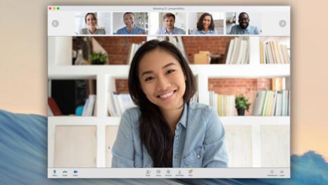 Femme souriant lors d'une réunion avec partage d'écran